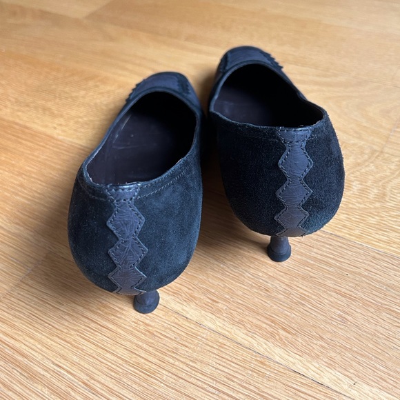 Donald J. Pliner black suede kitten pumps with gorgeous details - Picture 4 of 6